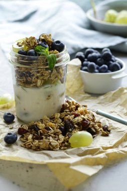yoğurt ve meyve ile ev yapımı granola, sağlıklı kahvaltı