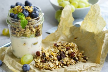 yoğurt ve meyve ile ev yapımı granola, sağlıklı kahvaltı