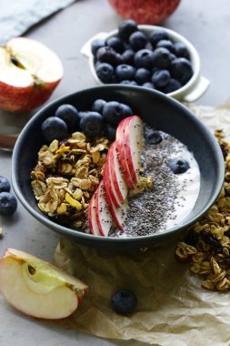 yoğurt ve meyve ile ev yapımı granola, sağlıklı kahvaltı
