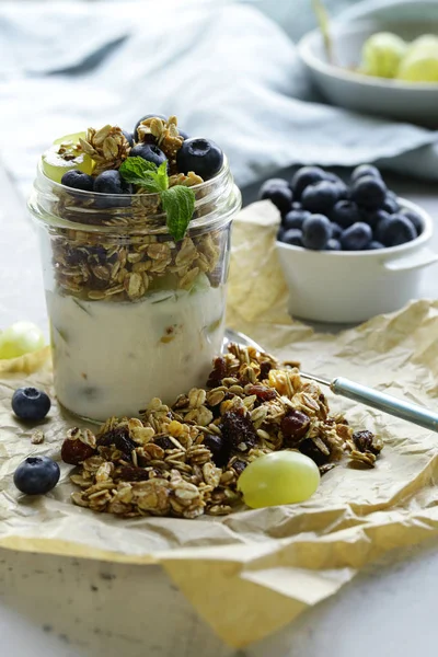 yoğurt ve meyve ile ev yapımı granola, sağlıklı kahvaltı