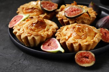 badem ve çilek ile shortcrust tartlets