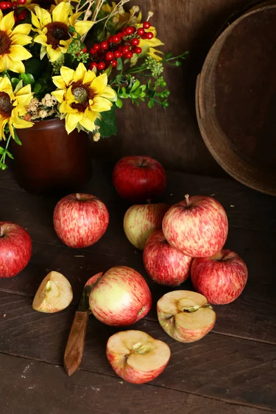 Pommes Bio Mûres Rouges Sur Une Table Bois — Photo