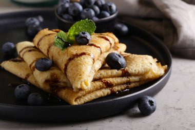 kahvaltı için yaban mersini ile ince krep