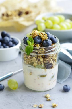 yoğurt ve meyve ile ev yapımı granola, sağlıklı kahvaltı