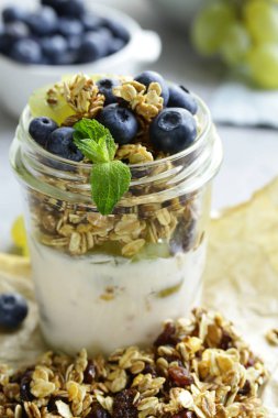 yoğurt ve meyve ile ev yapımı granola, sağlıklı kahvaltı