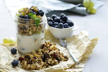 yoğurt ve meyve ile ev yapımı granola, sağlıklı kahvaltı