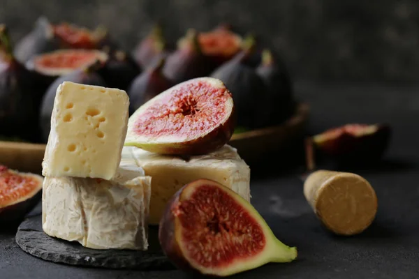 Queso Camembert Con Higos Frescos Para Aperitivos —  Fotos de Stock