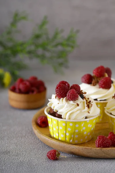 Crème Cupcakes Met Frambozen Voor Dessert — Stockfoto