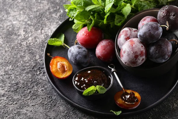 Marmellata Prugne Biologiche Fresche Sul Tavolo — Foto Stock