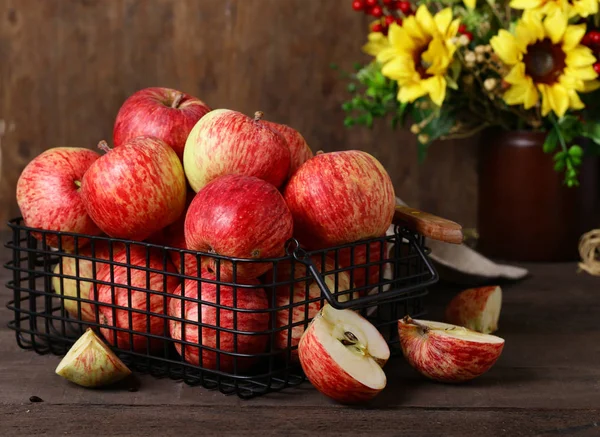 Red Ripe Organic Apples Wooden Table — Stock Photo, Image