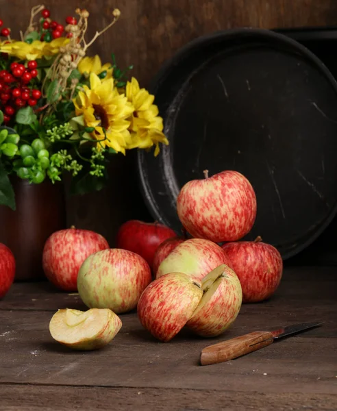Червоне Стигле Органічне Яблуко Дерев Яному Столі — стокове фото