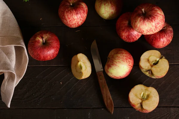 Manzanas Orgánicas Maduras Rojas Sobre Una Mesa Madera —  Fotos de Stock