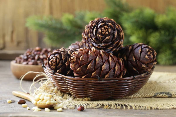 Přírodní Organické Borové Hlávky Ořechy — Stock fotografie