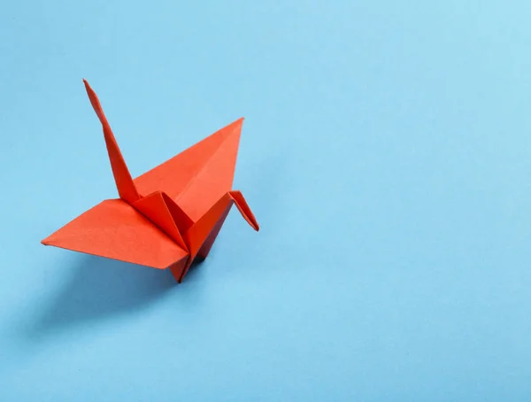 Origami Papírový Jeřáb Modrém Pozadí — Stock fotografie