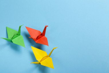 mavi arka plan üzerinde origami kağıt vinç