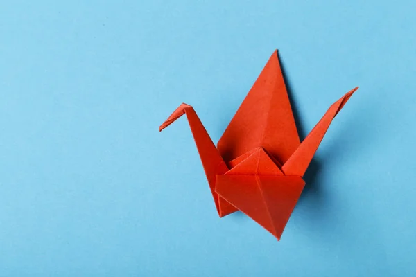 Grúa Papel Origami Sobre Fondo Azul — Foto de Stock