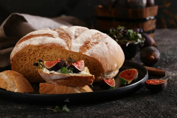 Σάντουιτς Μαλακό Τυρί Και Σύκα — Φωτογραφία Αρχείου