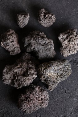 siyah bir arka plan üzerinde Etna volkanik kaya