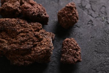 siyah bir arka plan üzerinde Etna volkanik kaya