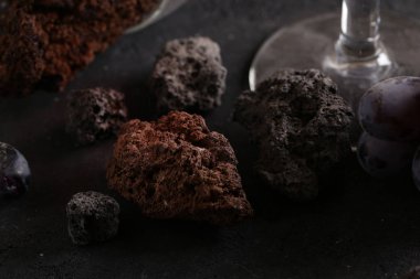 siyah bir arka plan üzerinde Etna volkanik kaya