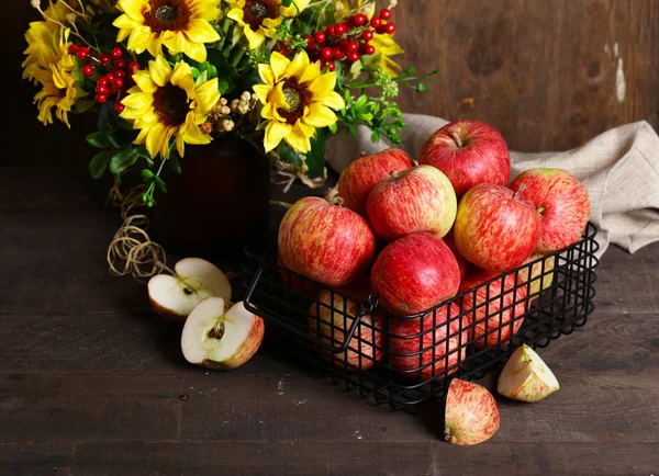 Pommes Bio Mûres Rouges Sur Une Table Bois — Photo
