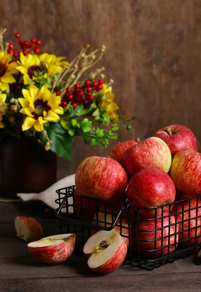 Pommes Bio Mûres Rouges Sur Une Table Bois — Photo