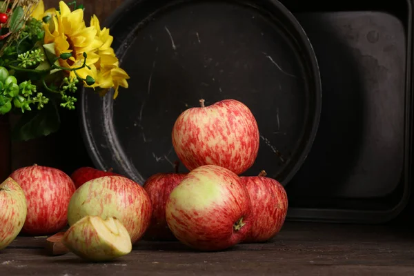 木桌上的红色成熟有机苹果 — 图库照片