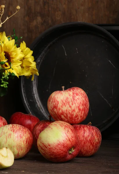 木桌上的红色成熟有机苹果 — 图库照片