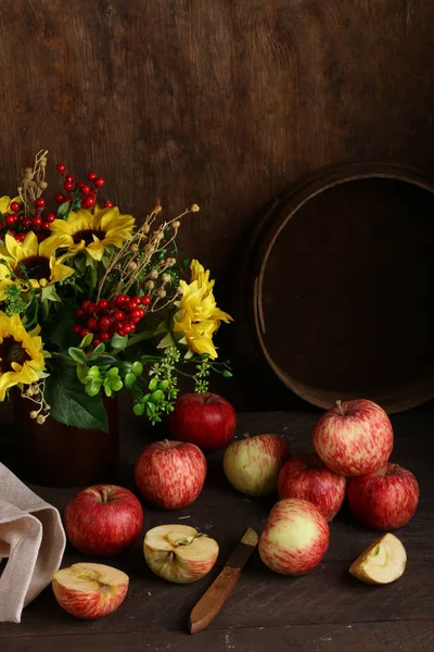 Maçãs Orgânicas Maduras Vermelhas Uma Mesa Madeira — Fotografia de Stock