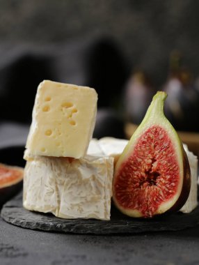 Mezeler için taze incir ile Camembert peyniri