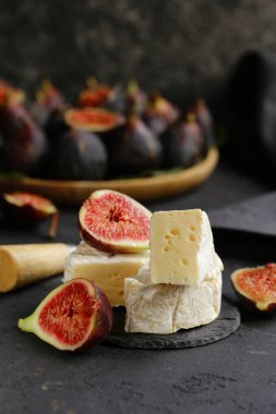 Mezeler için taze incir ile Camembert peyniri