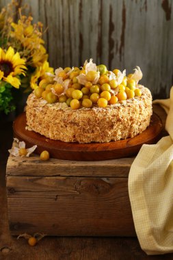 çilek ve fındık ile ev yapımı sünger kek