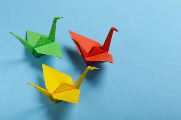 Papier Origami Żuraw Niebieskim Tle — Zdjęcie stockowe