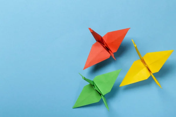 青い背景に折り紙の折り鶴 — ストック写真