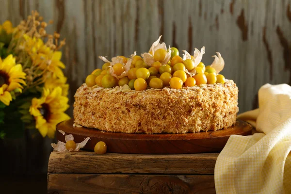 Gâteau Éponge Maison Avec Des Baies Des Noix — Photo