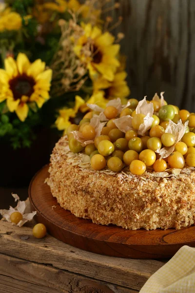 Hausgemachter Biskuitkuchen Mit Beeren Und Nüssen — Stockfoto