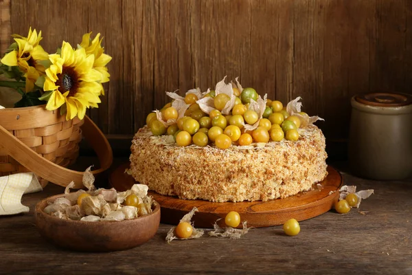 Torta Esponja Casera Con Bayas Frutos Secos — Foto de Stock