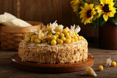 çilek ve fındık ile ev yapımı sünger kek