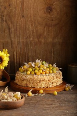 çilek ve fındık ile ev yapımı sünger kek