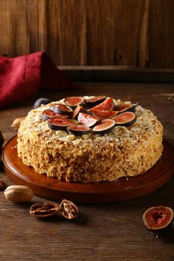 çilek ve fındık ile ev yapımı sünger kek