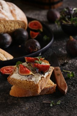 peynir ve incir ile sandviç