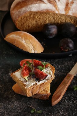 peynir ve incir ile sandviç