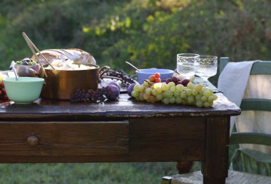 Meyve ve peynirli şenlikli sonbahar sofrası