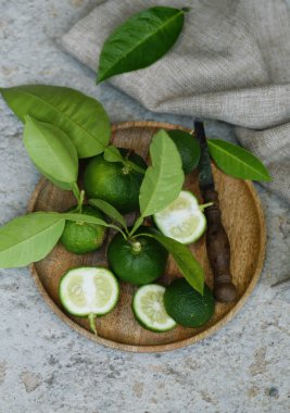 Yeşil yapraklı doğal organik kireç