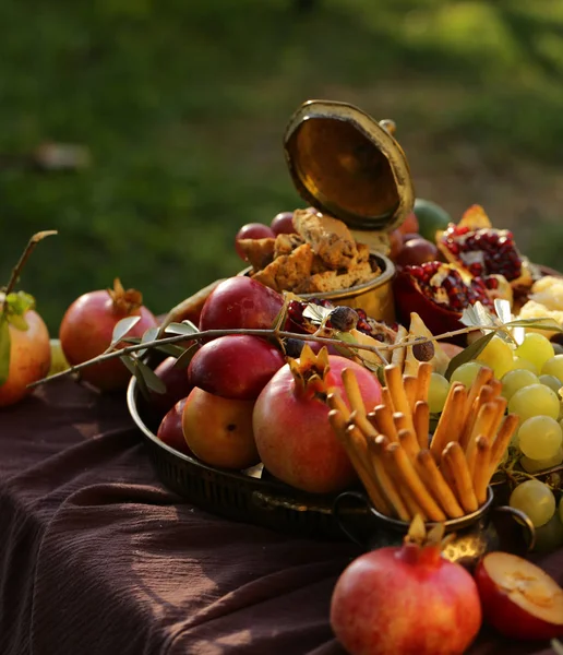 Feestelijke Herfsttafel Met Fruit Kaas — Stockfoto