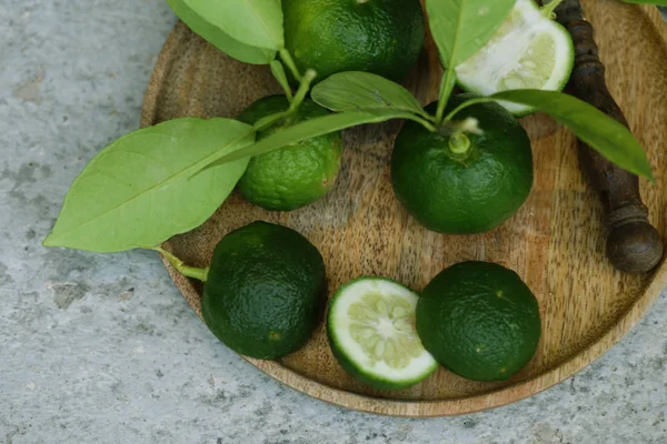 Lima Orgánica Natural Con Hojas Verdes — Foto de Stock