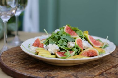 İncir, peynir ve roka ile taze gurme salatası.