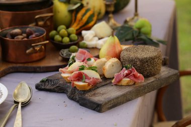 Aperatif olarak meyve ve jambon.