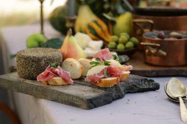 Aperatif olarak meyve ve jambon.