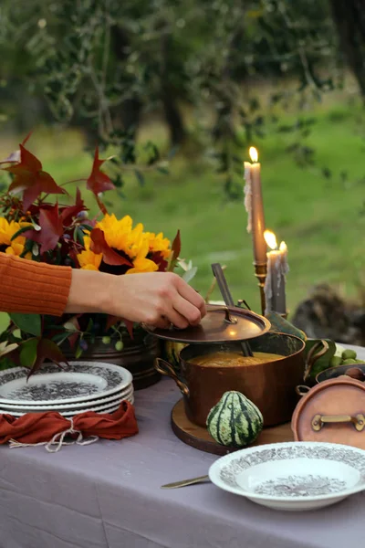 Herbstliche Tischdekoration Mit Kürbissuppe Und Kastanien — Stockfoto